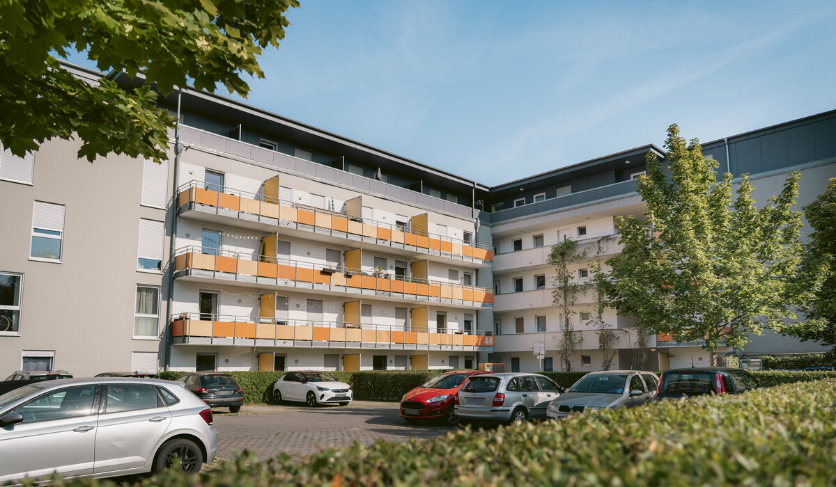 Wohngebäude für WG´s mit vielen Balkonen und grossem Parkplatz direkt vor dem Eingang