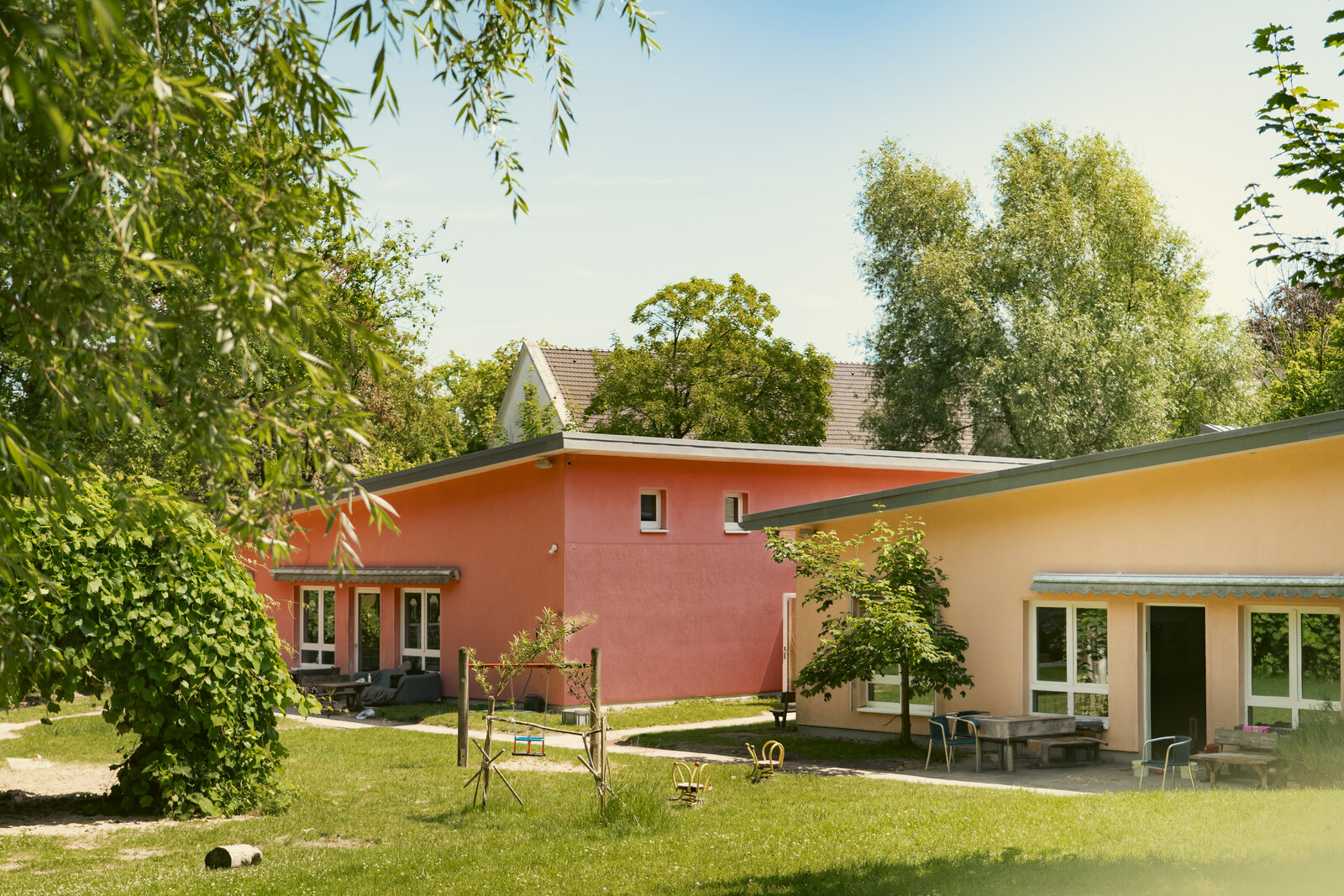 Kita am Voltmannshof in der Außenansicht mit Grünanlage.