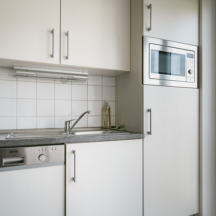 Küchenausstattung im Apartment des Boardinghouses.