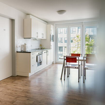 Blick in das helle Apartmentzimmer des Bordinghouses.