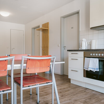 Die Küchenzeile und die Essecke innerhalb des lichtdurchfluteten Apartments im Boardinghouse.