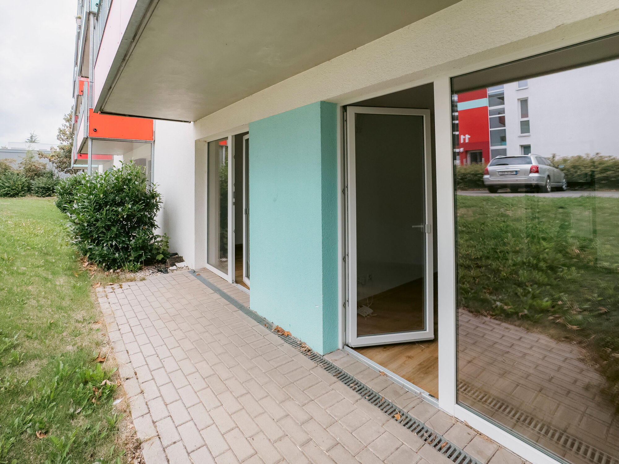 Terrasse/Balkon mit zwei Zugängen und Zugang ins Grüne