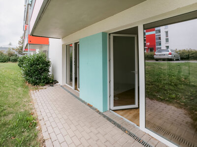 Terrasse/Balkon mit zwei Zugängen und Zugang ins Grüne