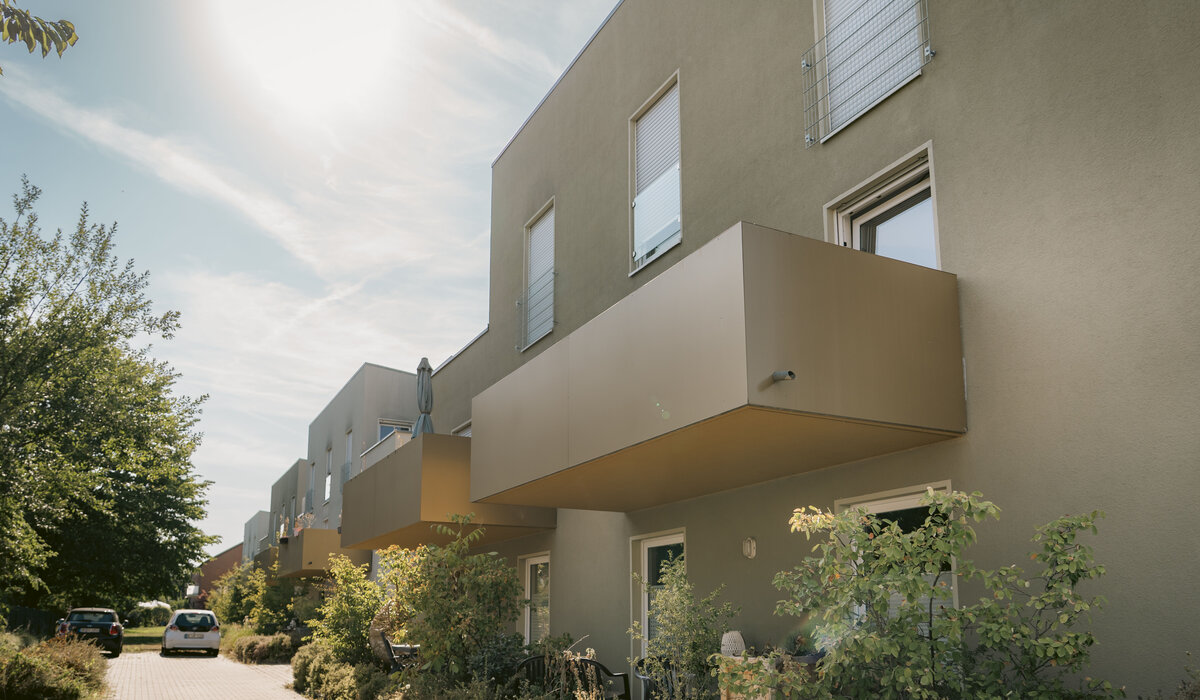 Fassade eines modernen Mehrfamilienhauses in der Altenbreede mit Balkonen und großen Fenstern.
