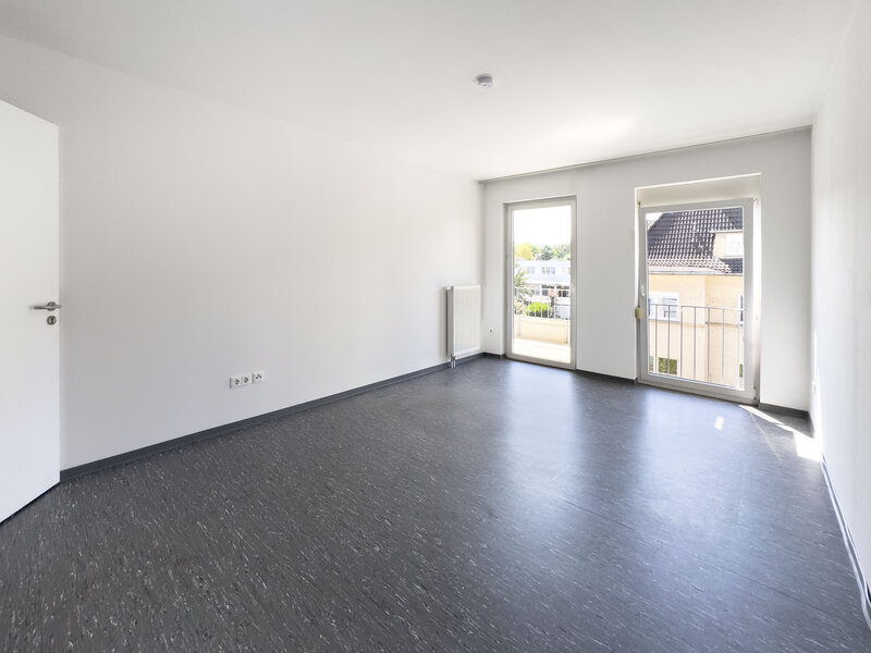 Helles Zimmer der 2er-WG mit Zugang zum Balkon.