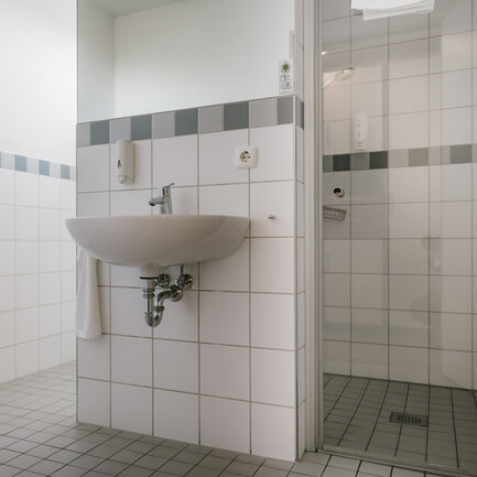 Hell gefließtes, großzügiges Badezimmer im Boardinghouse-Apartment.