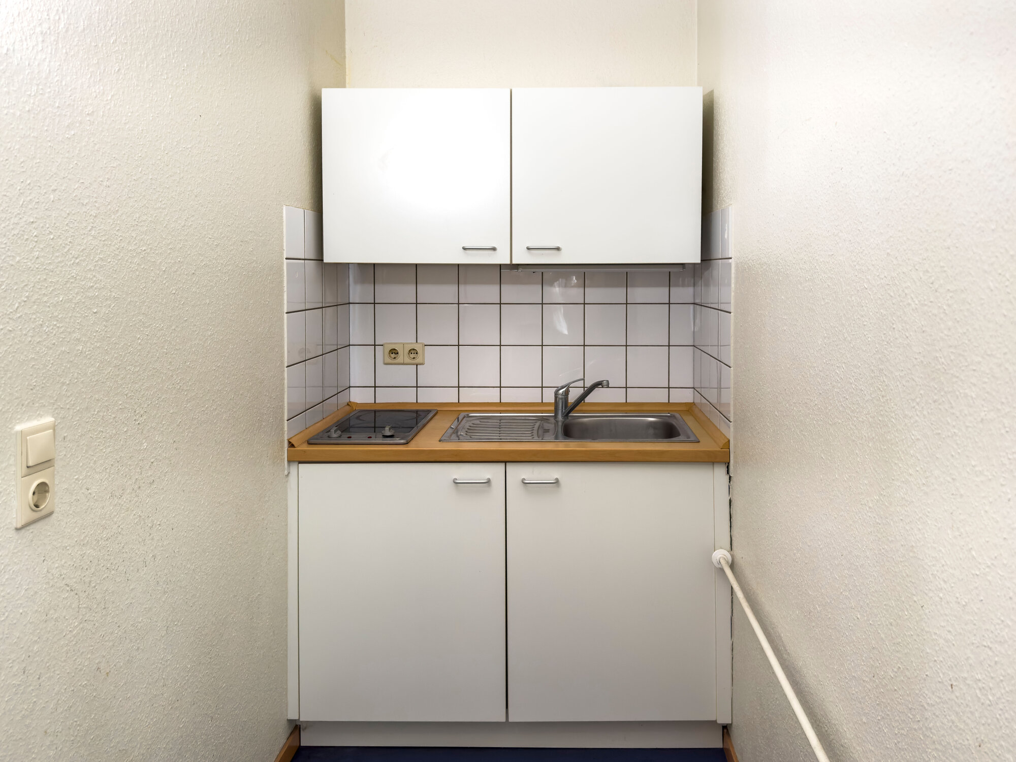 Kleine saubere Küche gefliest im Apartment