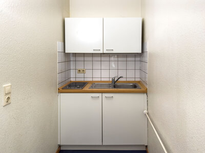 Kleine saubere Küche gefliest im Apartment