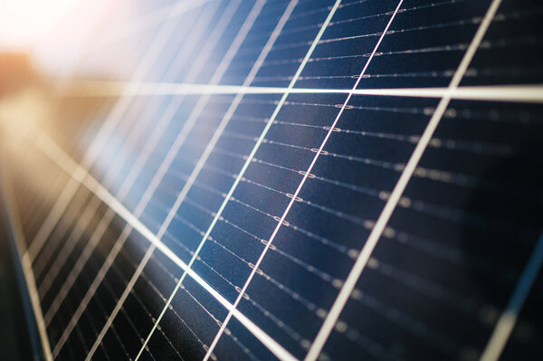 Nahaufnahme einer Solarmodulfläche mit sichtbaren Zellen und feinen Linien