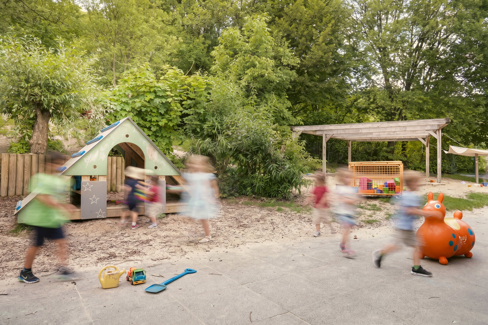Spielende Kinder auf dem Außengelände der Uni Kita.