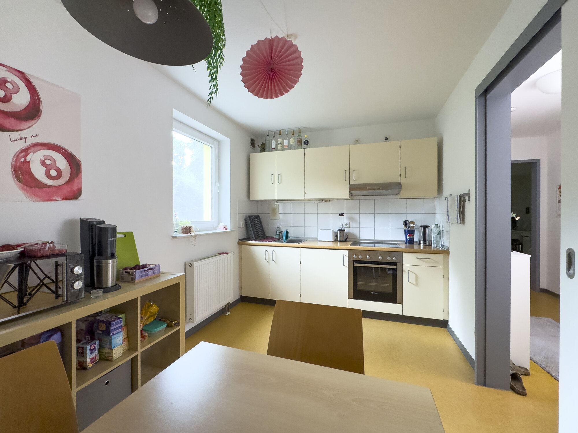 Ausgestattete Küche mit Tisch und Stühlen