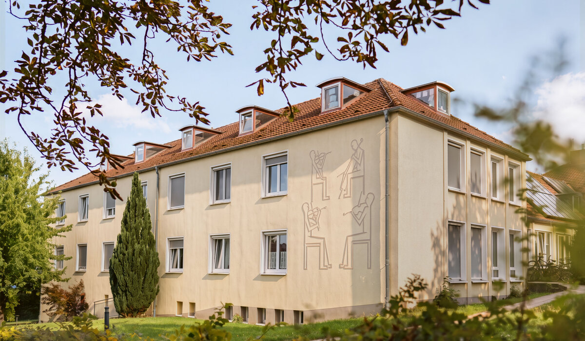 Wohngebäude "Mozartstrasse" in Detmold mit Musikpiktogrammen an der Hauswand