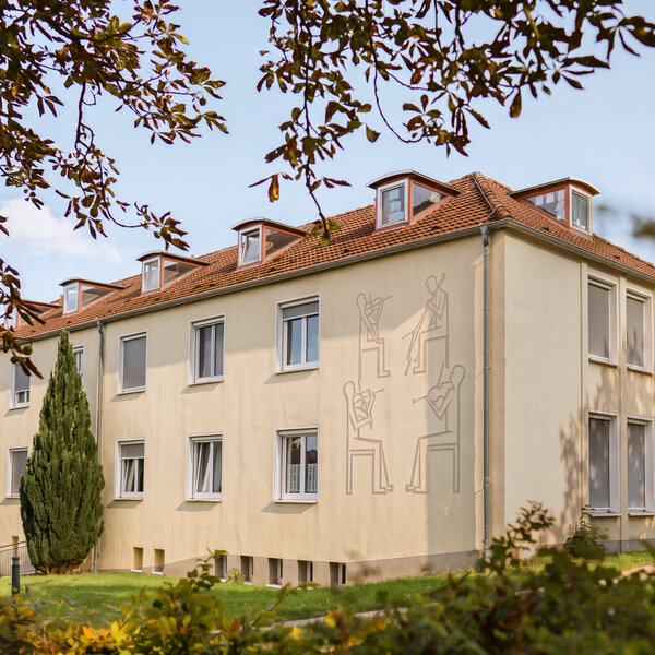Wohngebäude "Mozartstrasse" in Detmold mit Musikpiktogrammen an der Hauswand