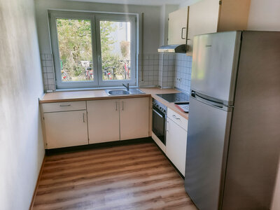 geräumige Küche mit Backofen und Kühlschrank.