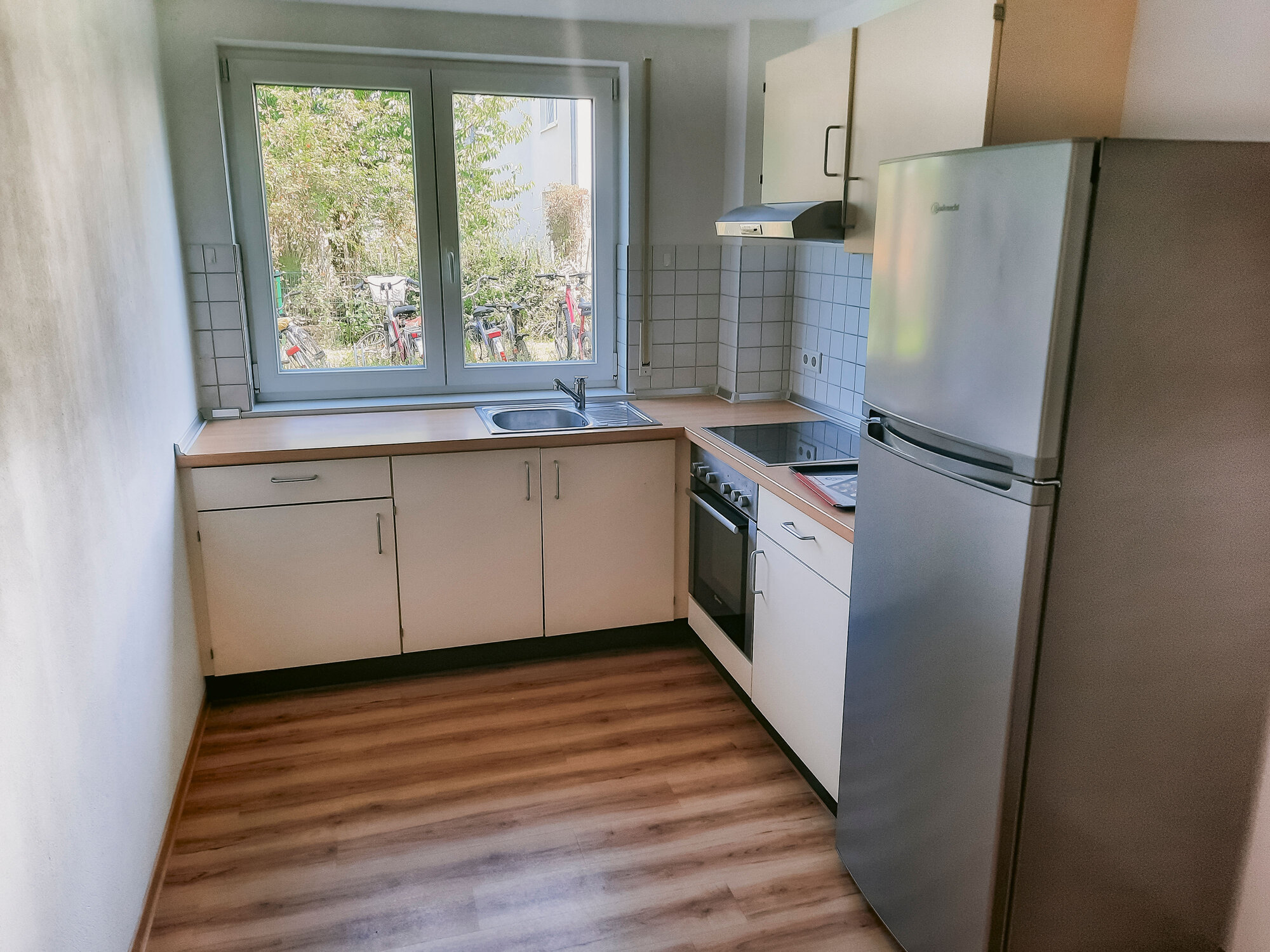 geräumige Küche mit Backofen und Kühlschrank.