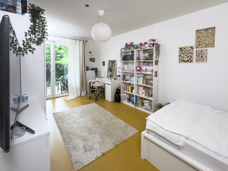 Großzügiges helles Zimmer mit Zugang zum Balkon/ zur Terrasse.