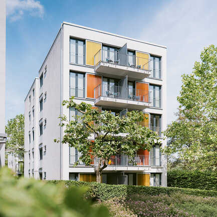 Außenabsicht des Boradinghouses mit Begrünung und strahlend blauem Himmel.