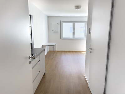 Heller Eingangsbereich zum Einzelapartment
