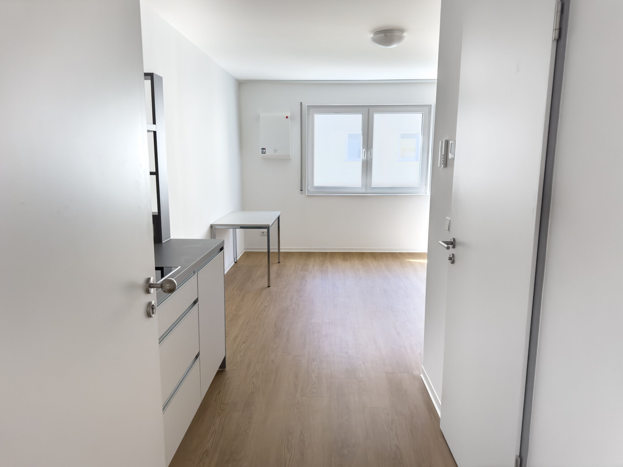 Heller Eingangsbereich zum Einzelapartment