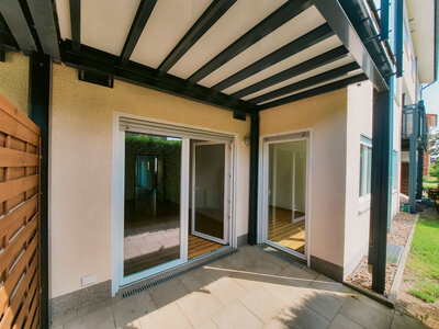 Balkon/Terasse mit Überdachung/Sonnenschutz im Grünen