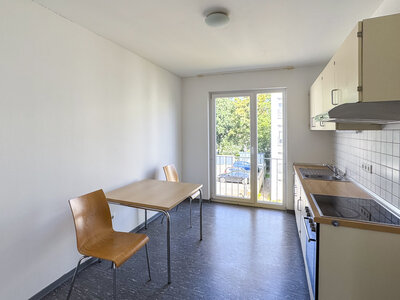 Küche in hellen Farben mit Tisch und zwei Stühlen, Bodentiefe Fenster