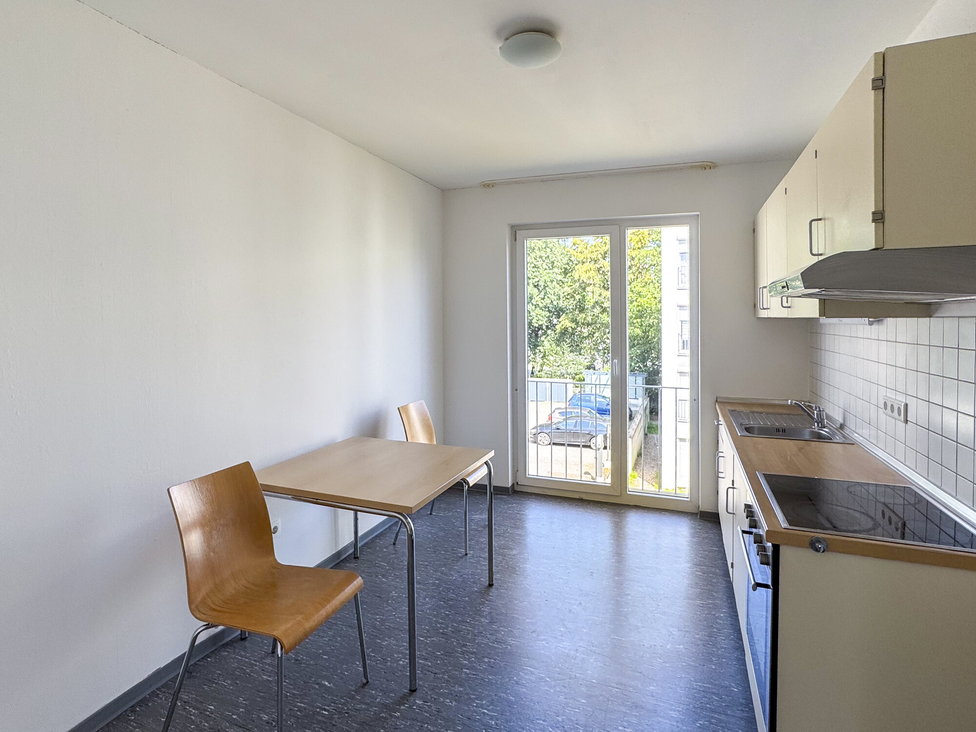 Küche in hellen Farben mit Tisch und zwei Stühlen, Bodentiefe Fenster