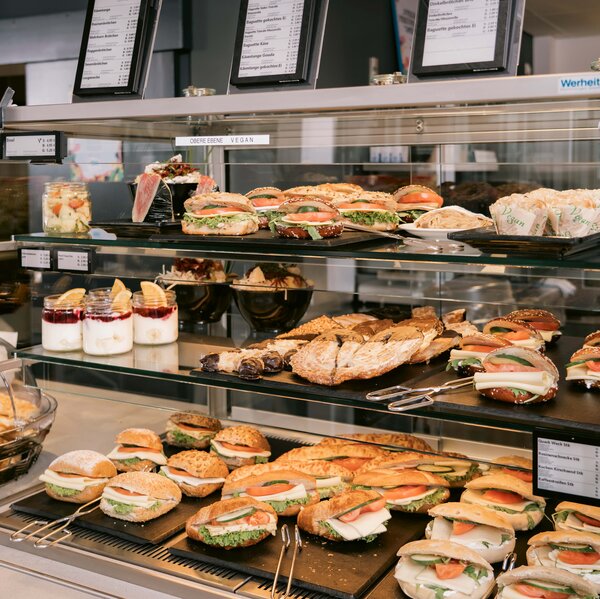 Theke mit belegten Backwaren in der HSBI Cafeteria in der Lampingstraße.