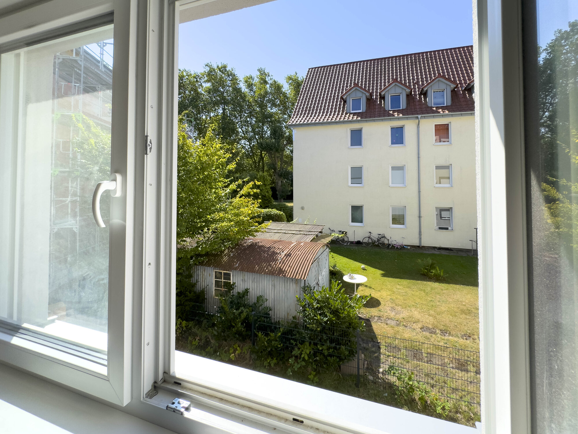 Blick aus dem Apartment nach draußen ins Grüne