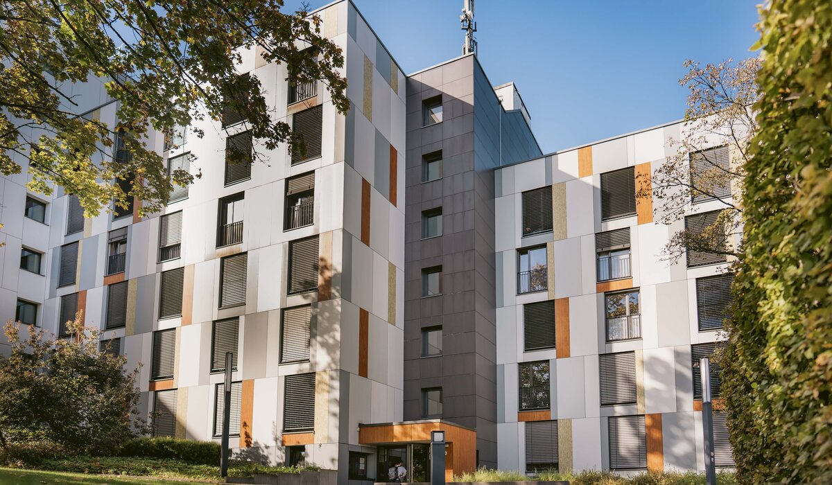 Moderne Wohnanlage "Morgenbreede 30" mit bunter Fassade im Grünen