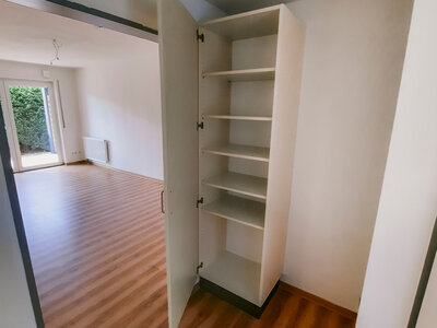 Flur der WG mit Schrank und Holzboden