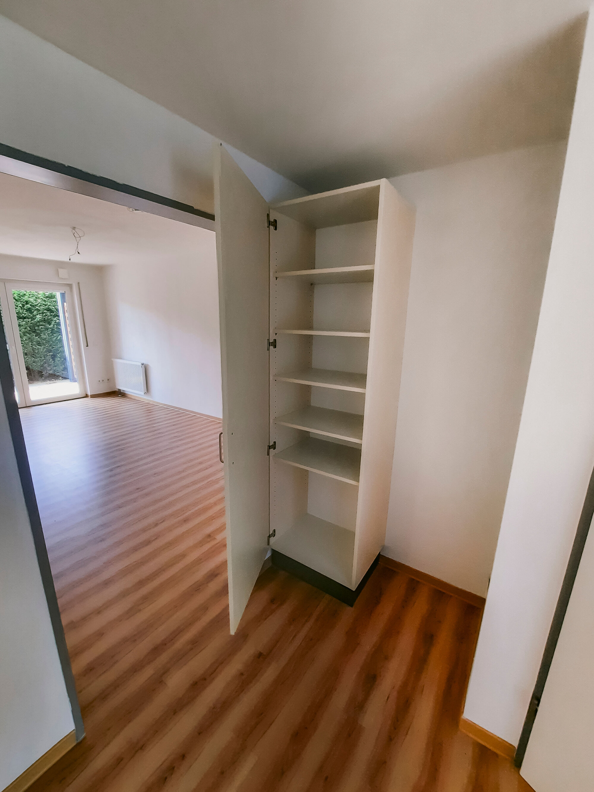 Flur der WG mit Schrank und Holzboden