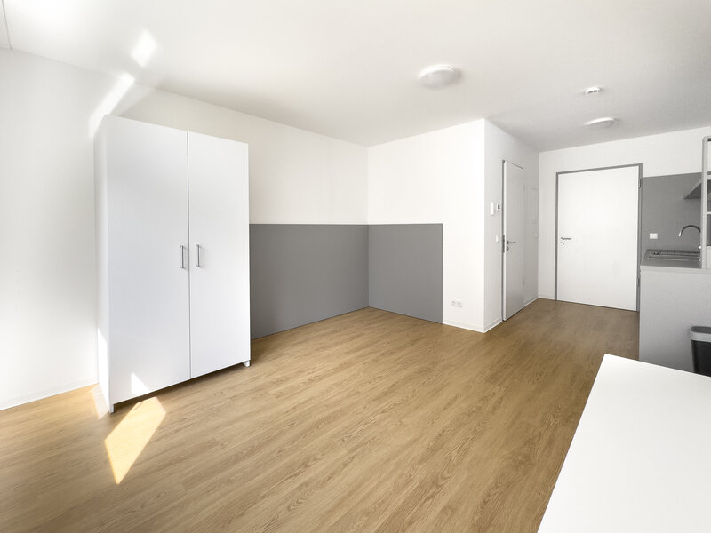 Helles Einzelapartment mit Kleiderschrank und Küche