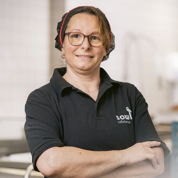 Stefanie Urgulu, Servicekraft im sowls im Porträt.