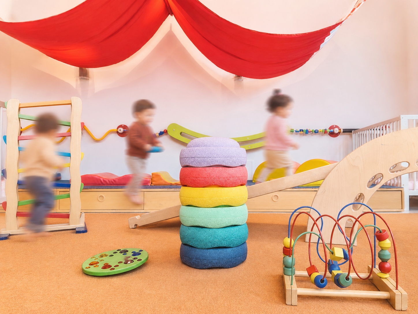 Spielende Kinder mit Spielsachen in der Kita.